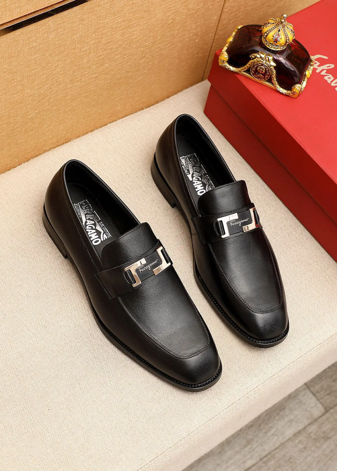 Men's shoes💰460💰 Product trademark: Ferragamo "Ferragamo" casual leather shoes Regular size: 38-44 (45🉑️customized) Product materials: Selected imported first-layer calfskin upper + luxury hardware buckle, imported water-dyed cow leather lining. Strong three-dimensional visual effect, original outsole color: 1⃣️color optional
